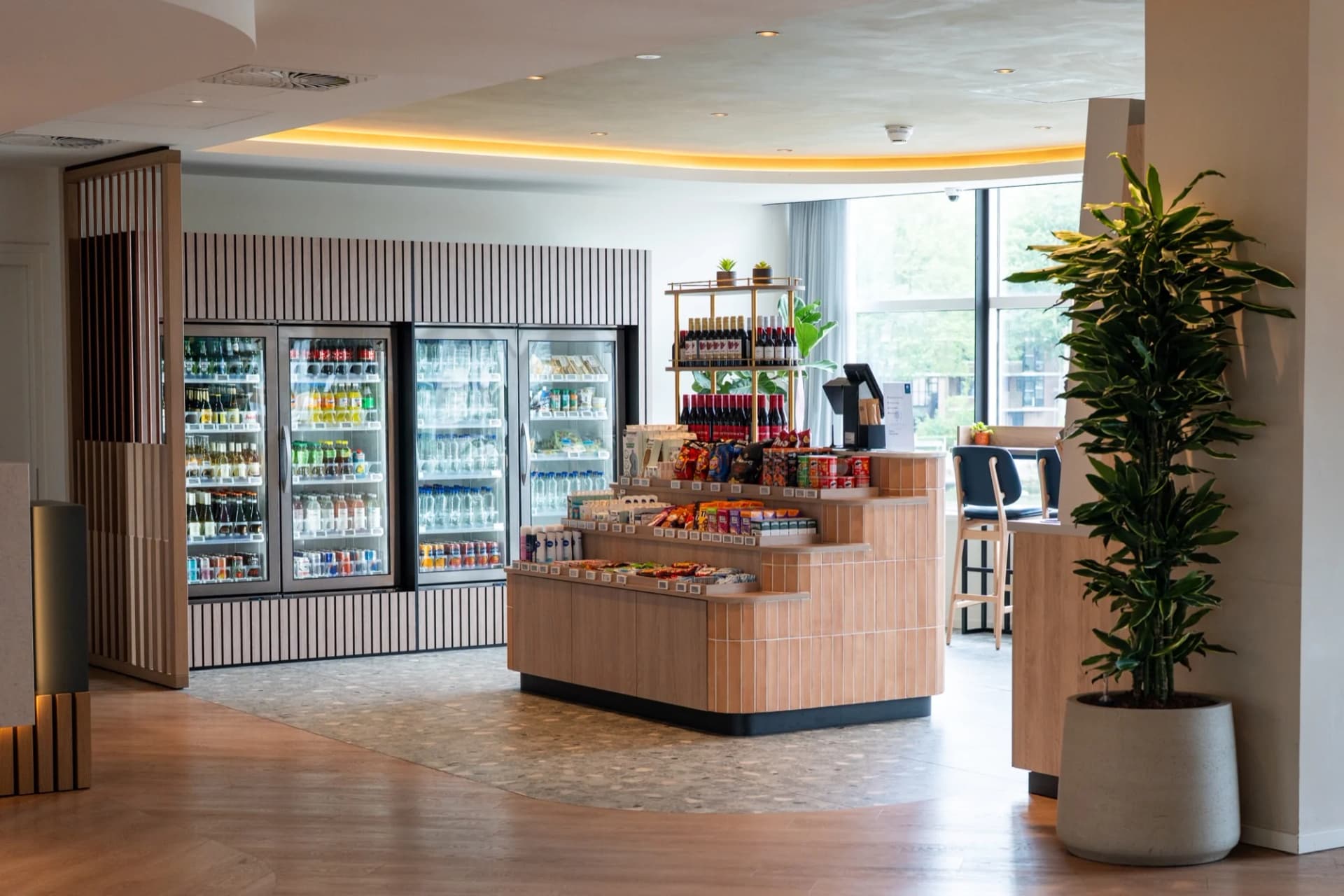 Lobby Market micromarket installatie in de lobby van DoubleTree by Hilton Rotterdam